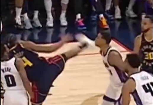 抬腳過高踢到了對(duì)手下巴！NBA官方：穆迪這一動(dòng)作被判1級(jí)惡犯