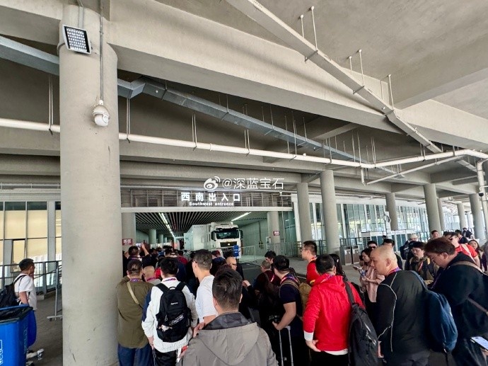 盛況空前！記者曬照：距離中澳之戰(zhàn)還有三小時(shí)，現(xiàn)場(chǎng)記者已超百名